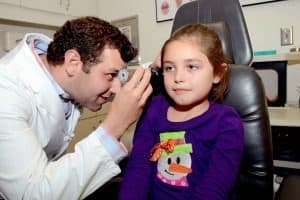 doctor inspecting childs ear for ear infection in birmingham alabama